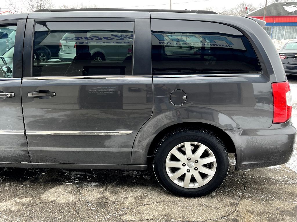 2014 Chrysler Town & Country Image 1