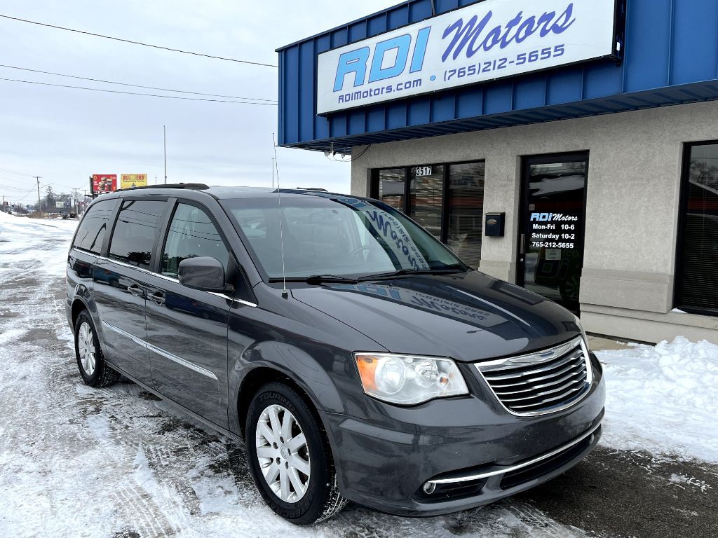 2014 Chrysler Town & Country Image 2