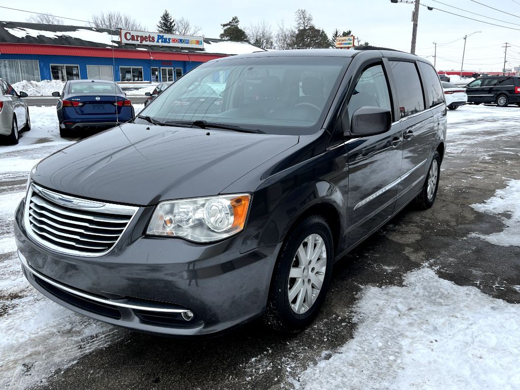 2014 Chrysler Town & Country Image 3