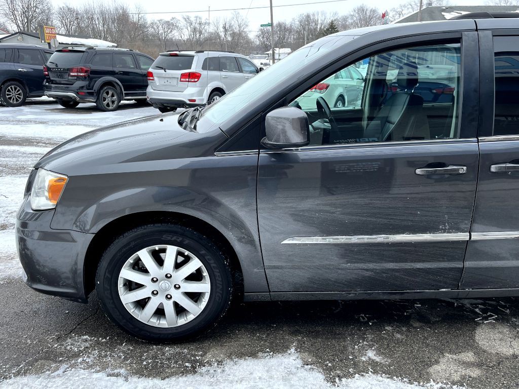 2014 Chrysler Town & Country Image 5