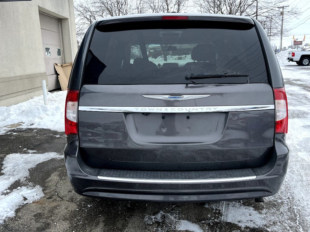 2014 Chrysler Town & Country Image 7