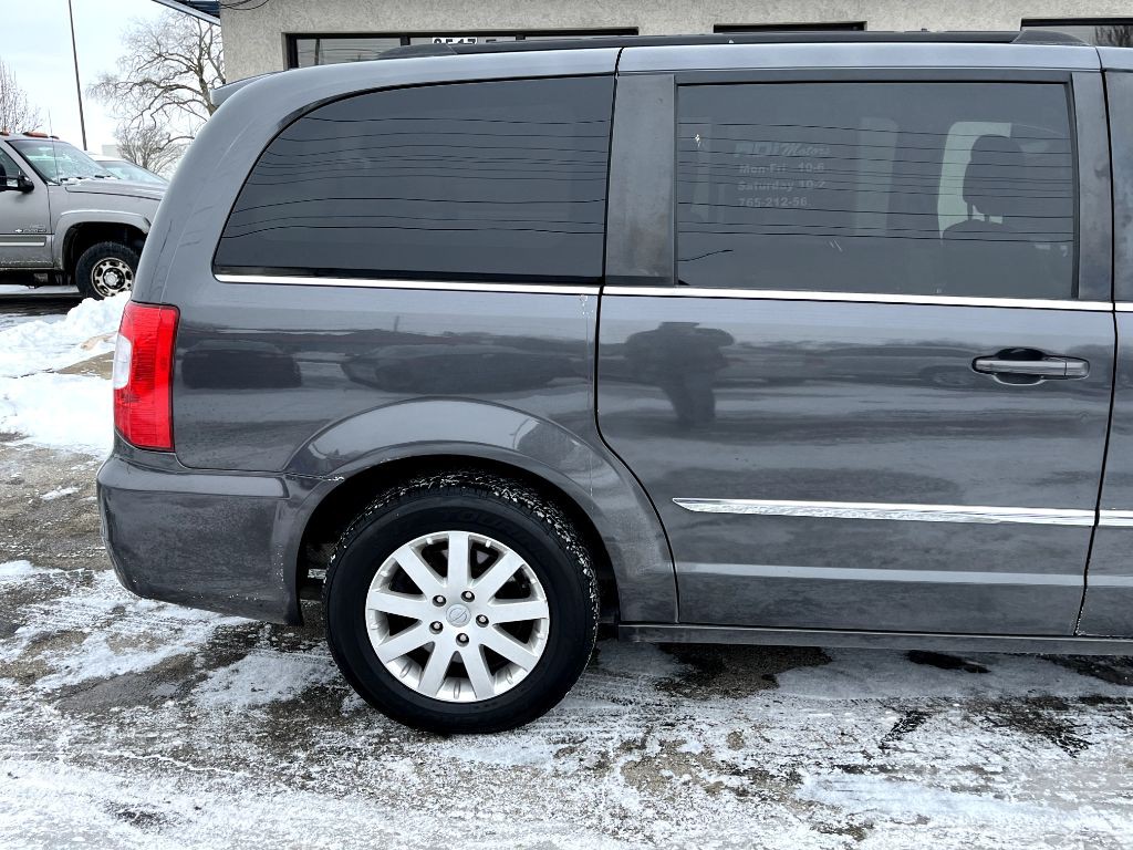2014 Chrysler Town & Country Image 9