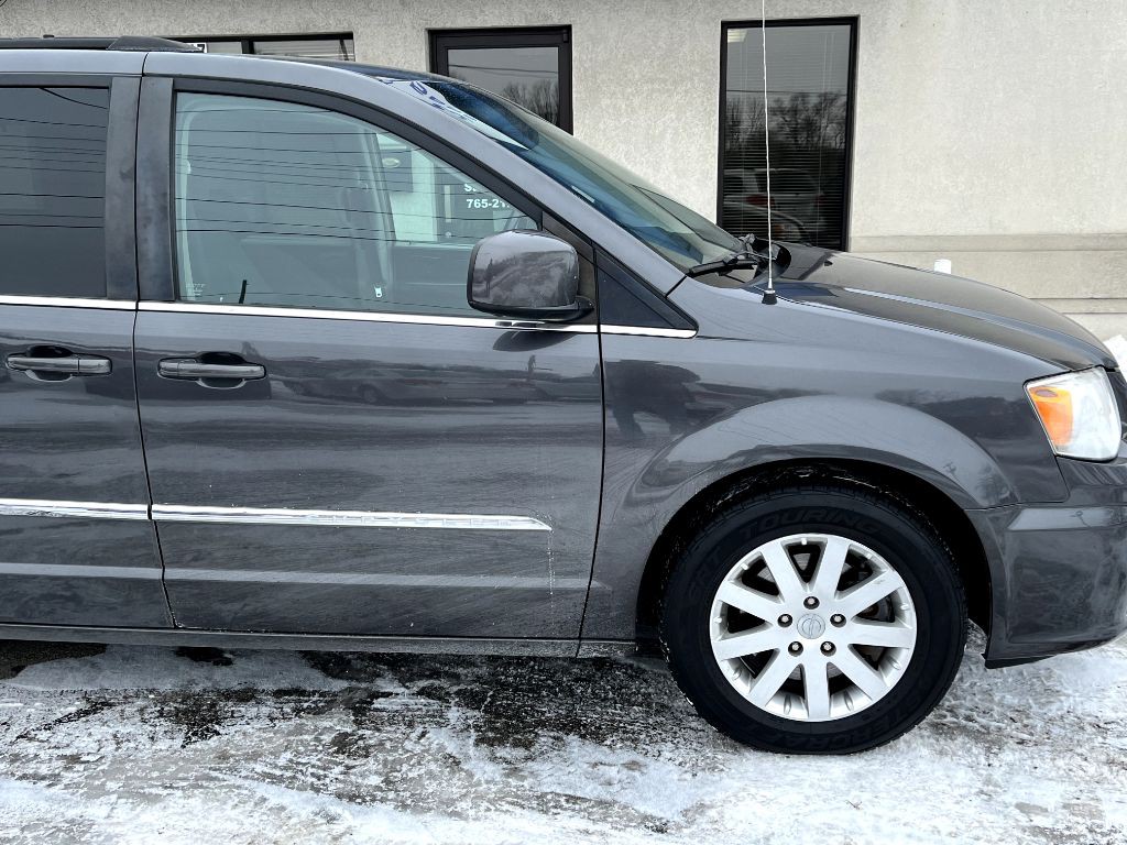 2014 Chrysler Town & Country Image 10