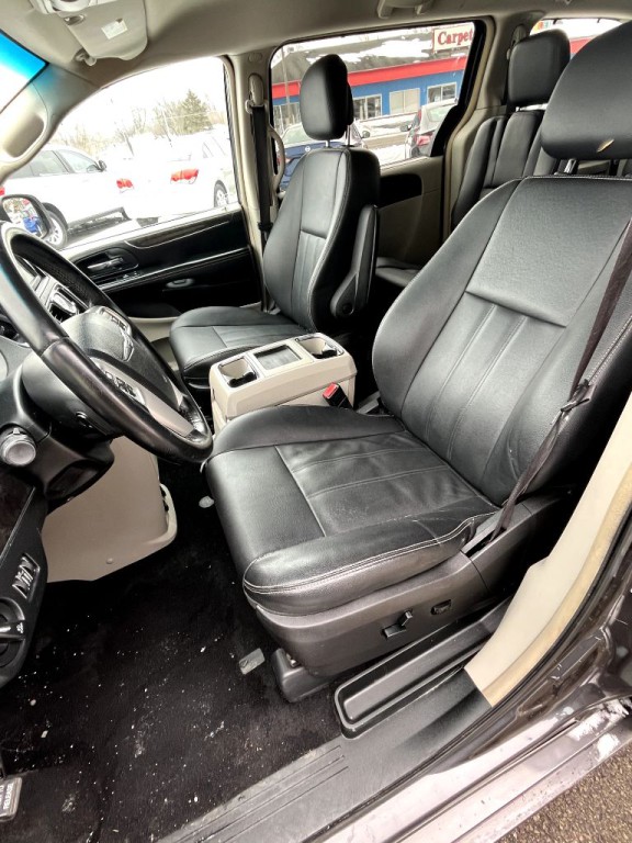 2014 Chrysler Town & Country Image 11