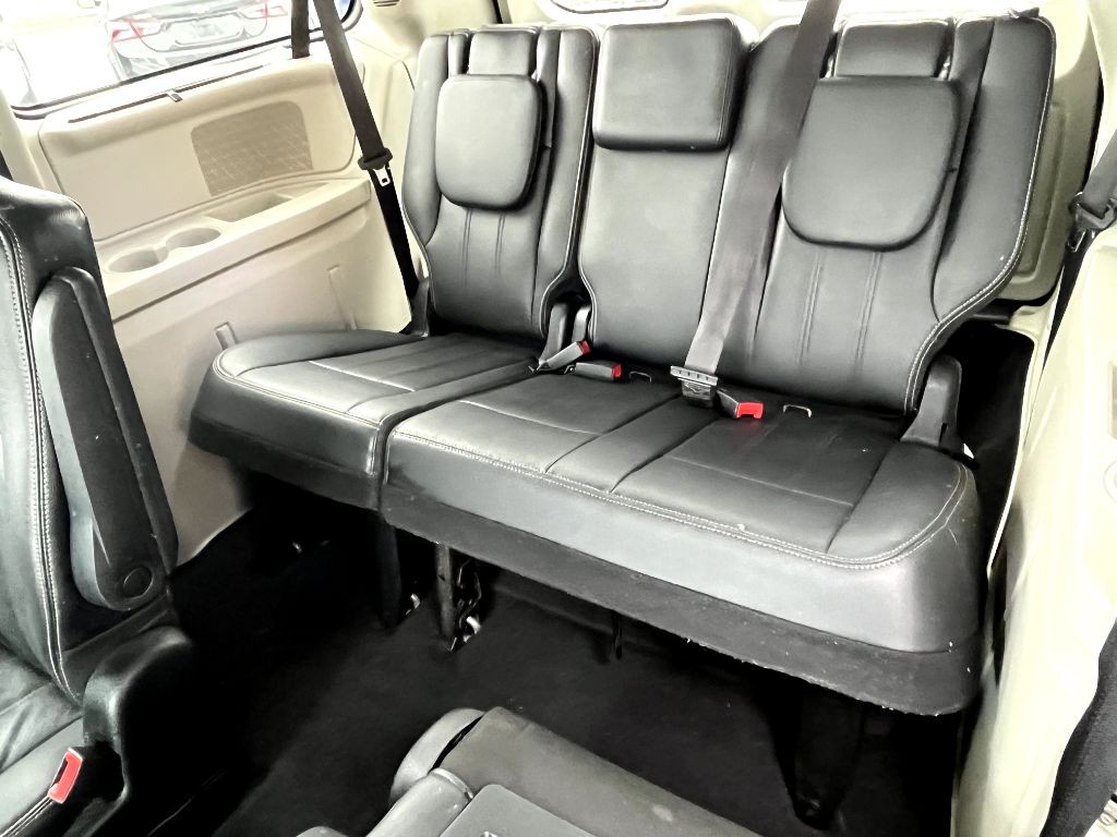 2014 Chrysler Town & Country Image 13