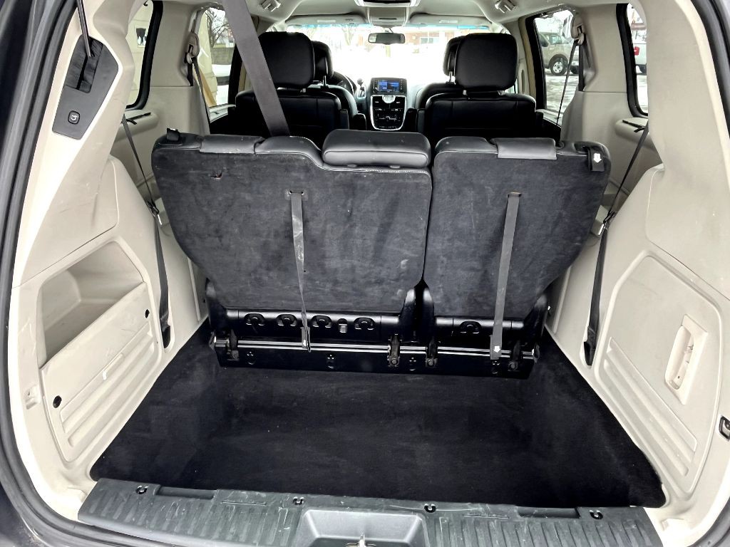 2014 Chrysler Town & Country Image 14