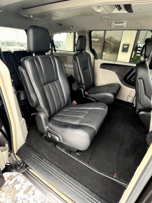 2014 Chrysler Town & Country Image 16