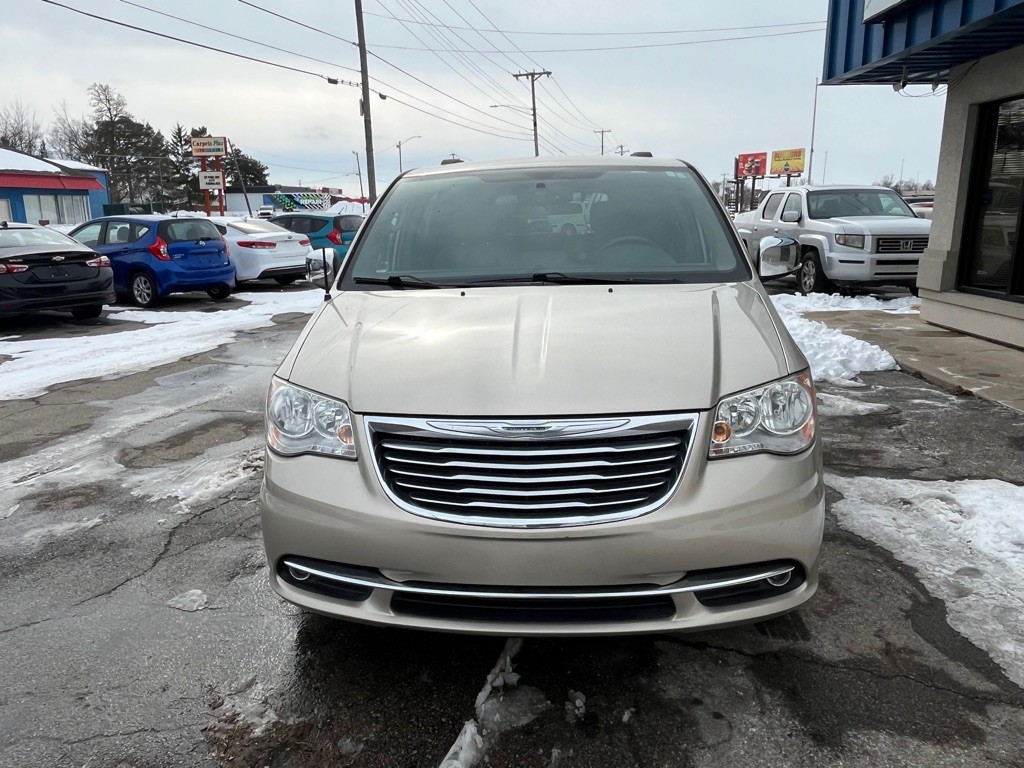 2013 Chrysler Town & Country Image 2