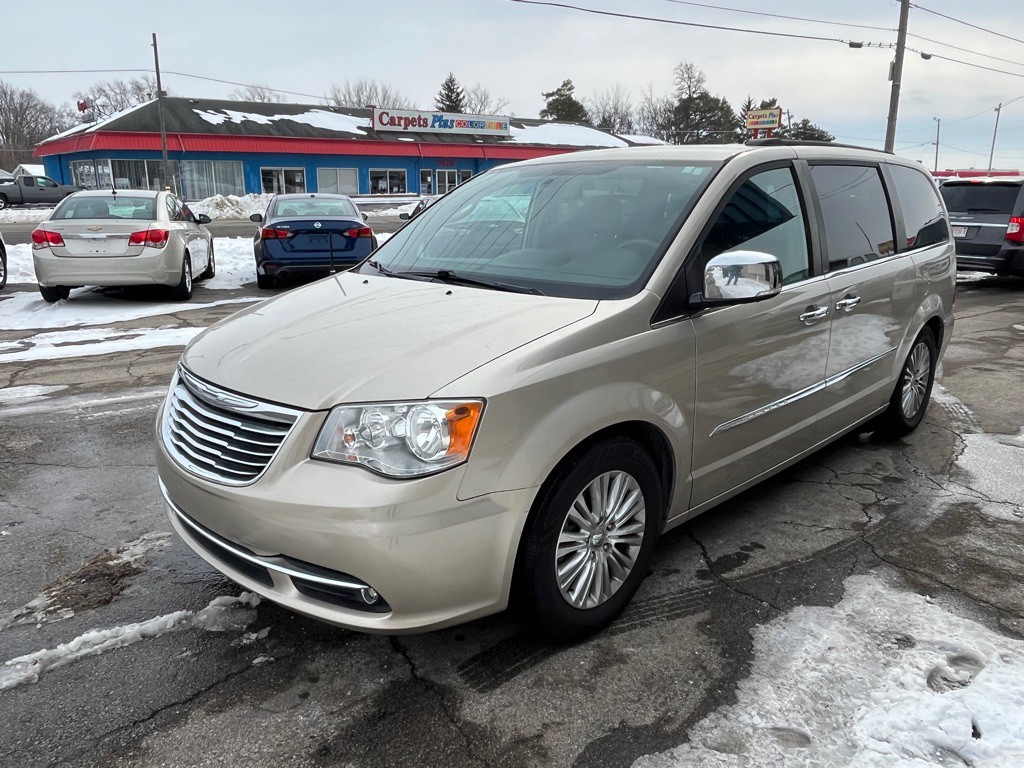 2013 Chrysler Town & Country Image 3