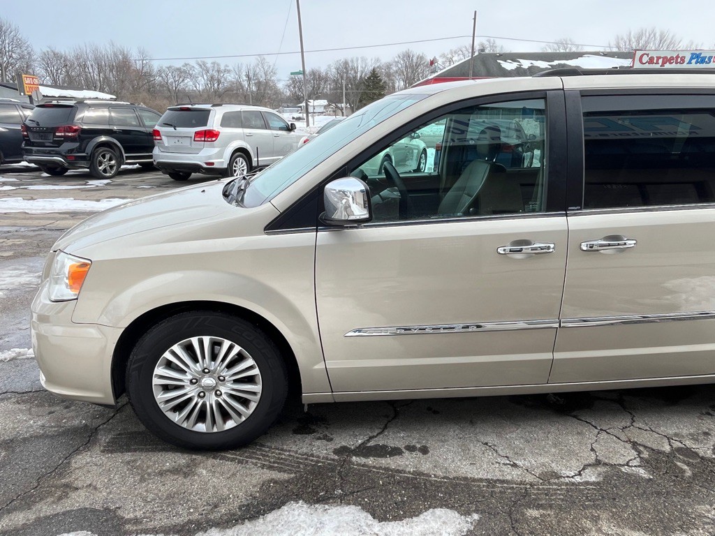 2013 Chrysler Town & Country Image 4