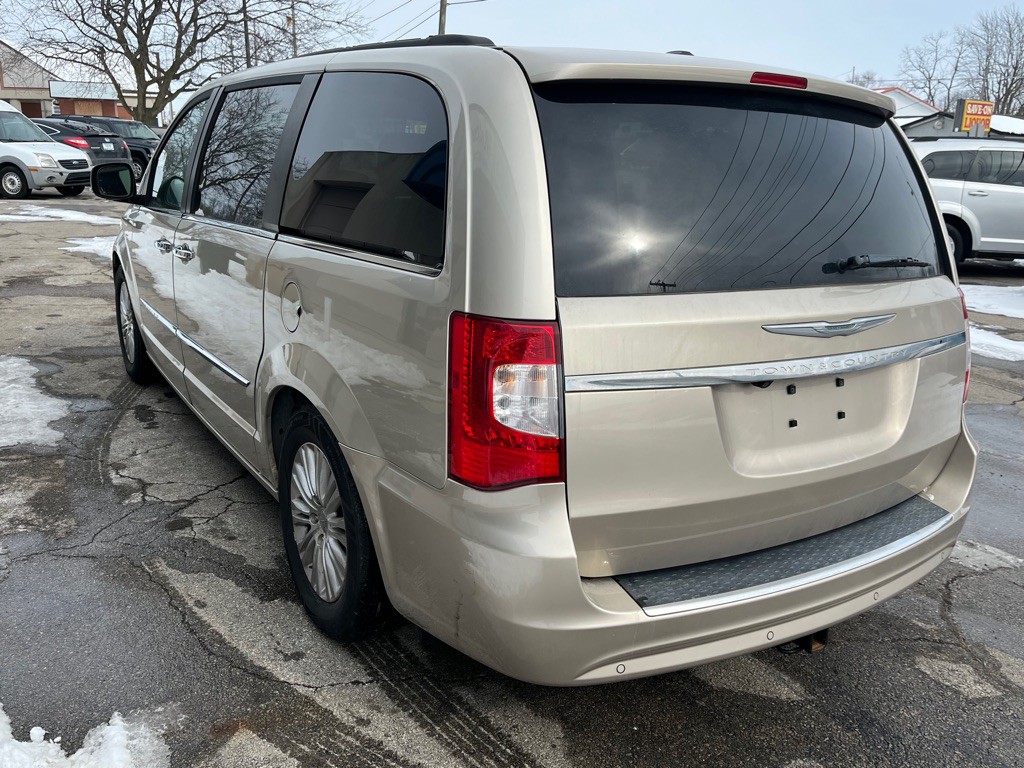 2013 Chrysler Town & Country Image 6