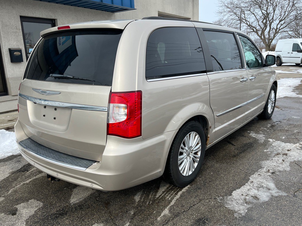 2013 Chrysler Town & Country Image 8