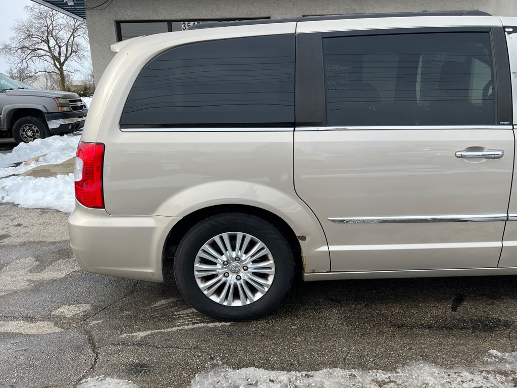 2013 Chrysler Town & Country Image 9
