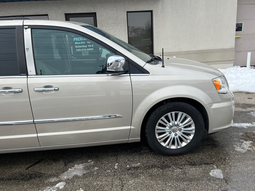 2013 Chrysler Town & Country Image 10