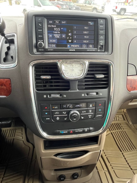 2013 Chrysler Town & Country Image 12