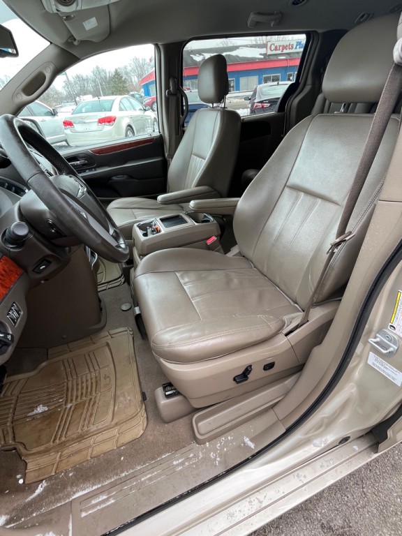 2013 Chrysler Town & Country Image 13