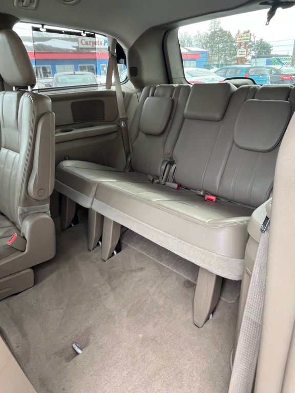 2013 Chrysler Town & Country Image 15