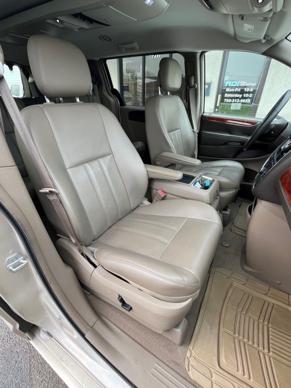 2013 Chrysler Town & Country Image 16