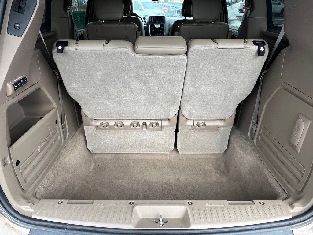 2013 Chrysler Town & Country Image 19