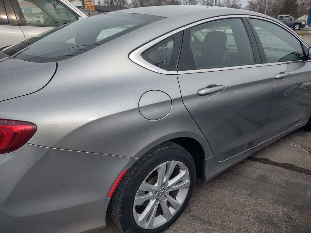 2015 Chrysler 200 Image 4