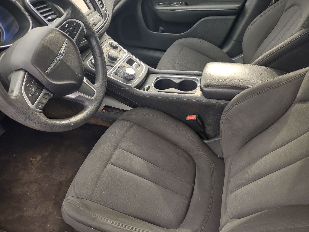 2015 Chrysler 200 Image 8