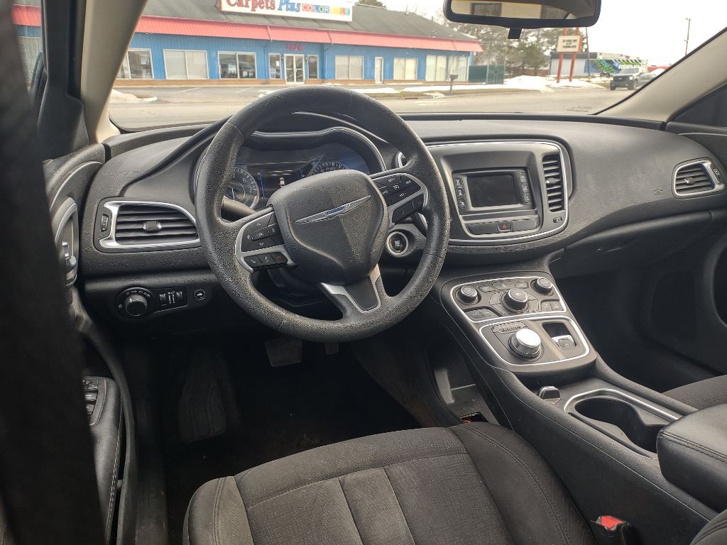 2015 Chrysler 200 Image 9