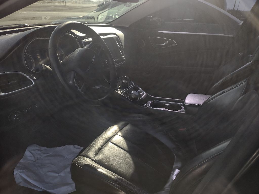 2015 Chrysler 200 Image 9