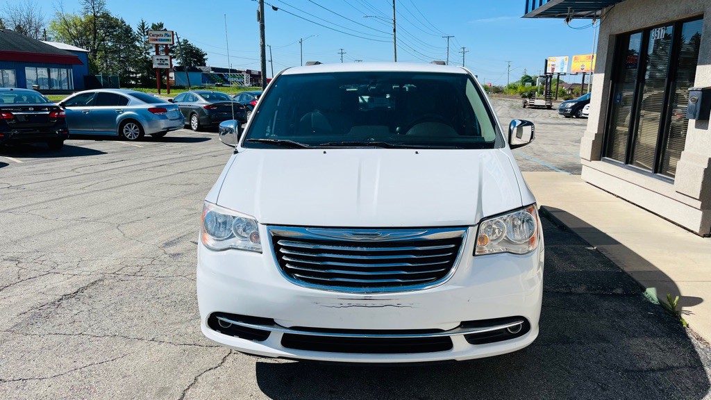 2015 Chrysler Town & Country Image 2