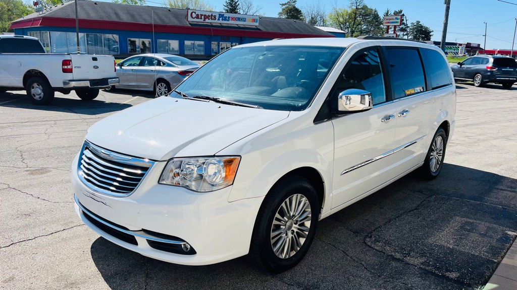 2015 Chrysler Town & Country Image 3