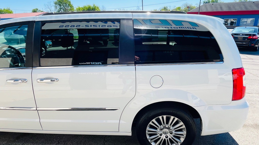 2015 Chrysler Town & Country Image 5