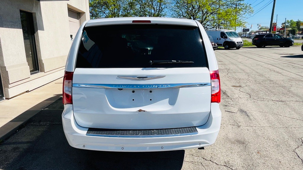 2015 Chrysler Town & Country Image 6