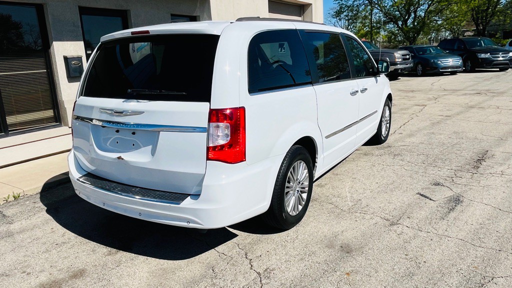 2015 Chrysler Town & Country Image 7