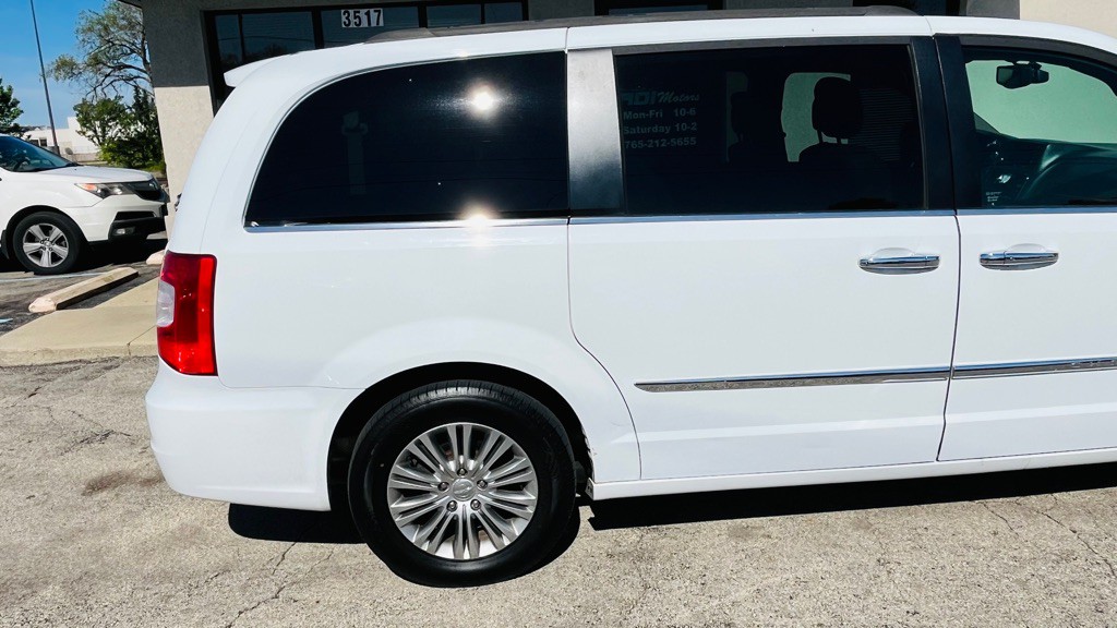 2015 Chrysler Town & Country Image 8