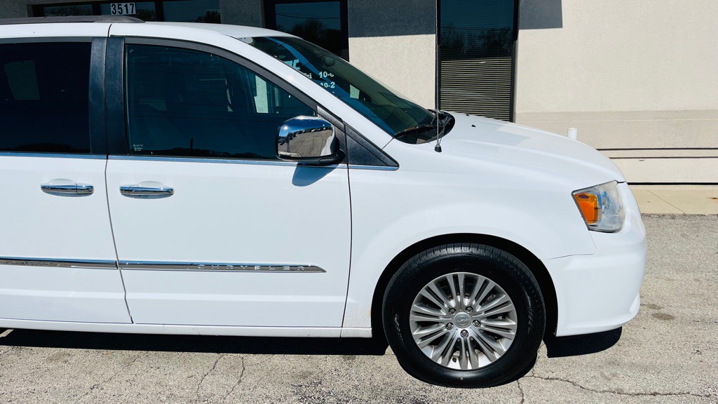 2015 Chrysler Town & Country Image 9