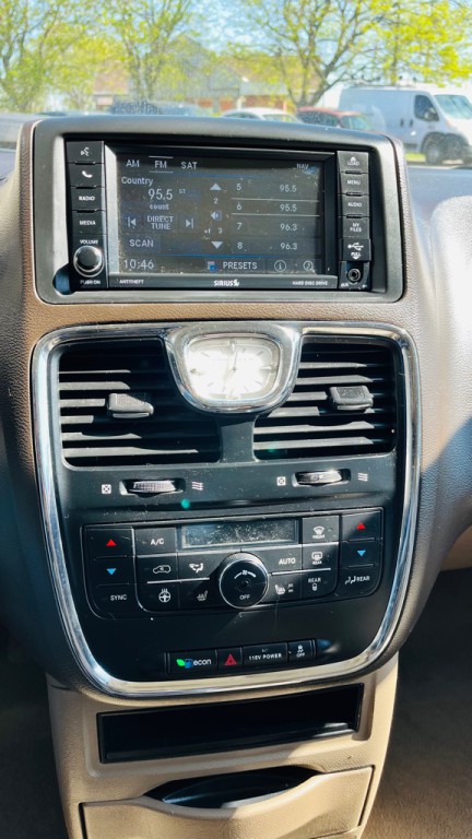 2015 Chrysler Town & Country Image 11