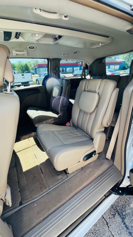 2015 Chrysler Town & Country Image 13