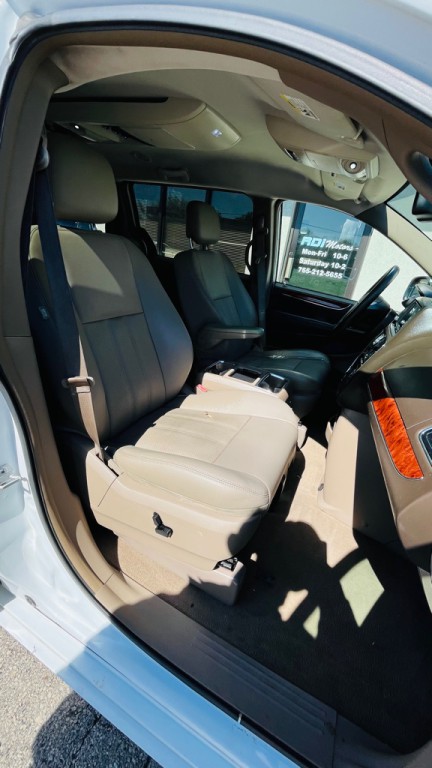 2015 Chrysler Town & Country Image 15