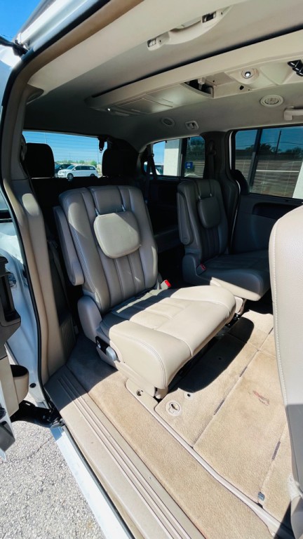 2015 Chrysler Town & Country Image 16