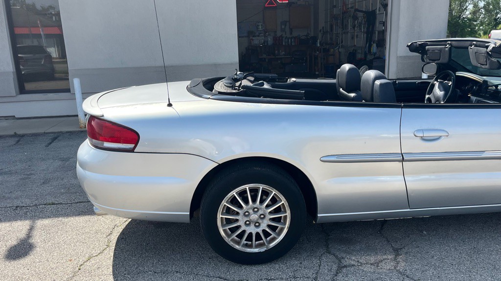 2005 Chrysler Sebring Image 9