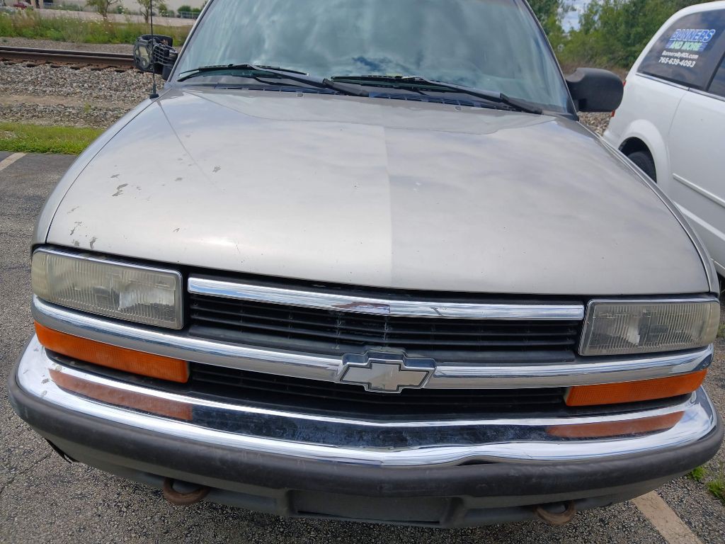 1999 Chevrolet Blazer Image 2