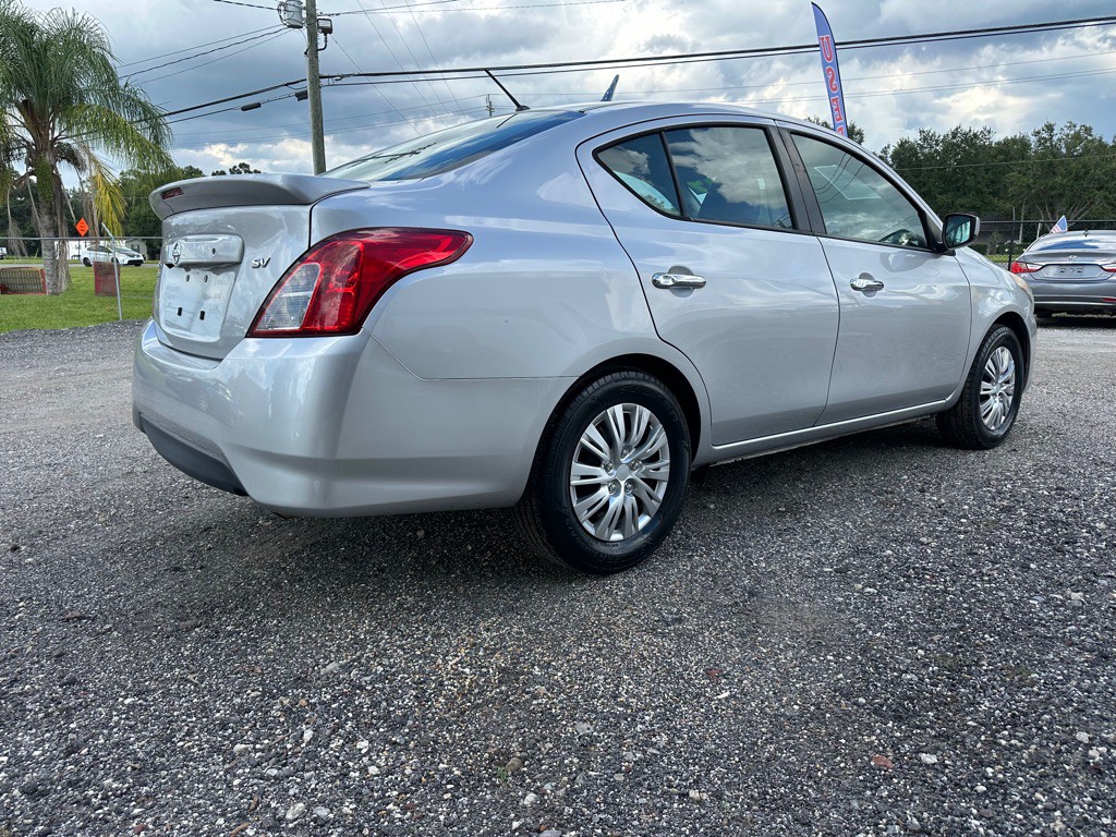 2019 Nissan Versa Image 3