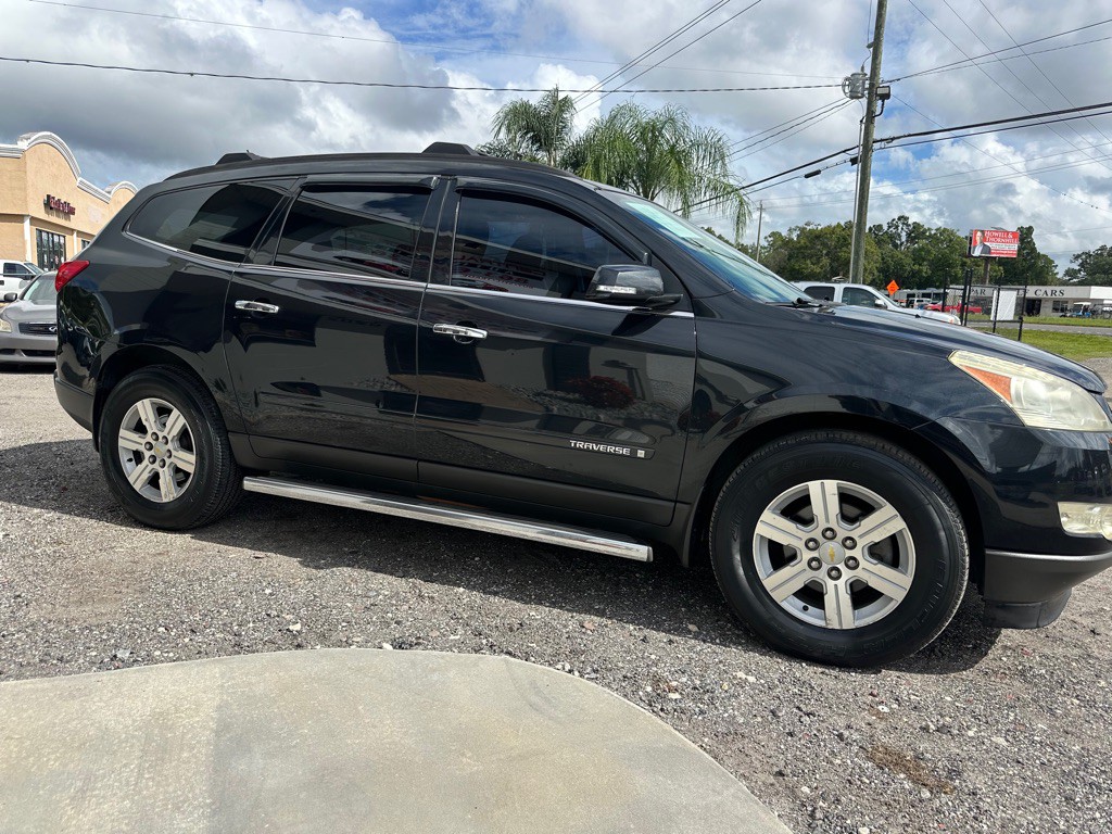 2009 Chevrolet Traverse Image 2