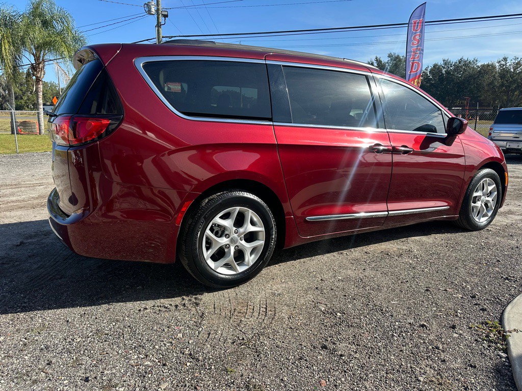 2017 Chrysler Pacifica Image 3