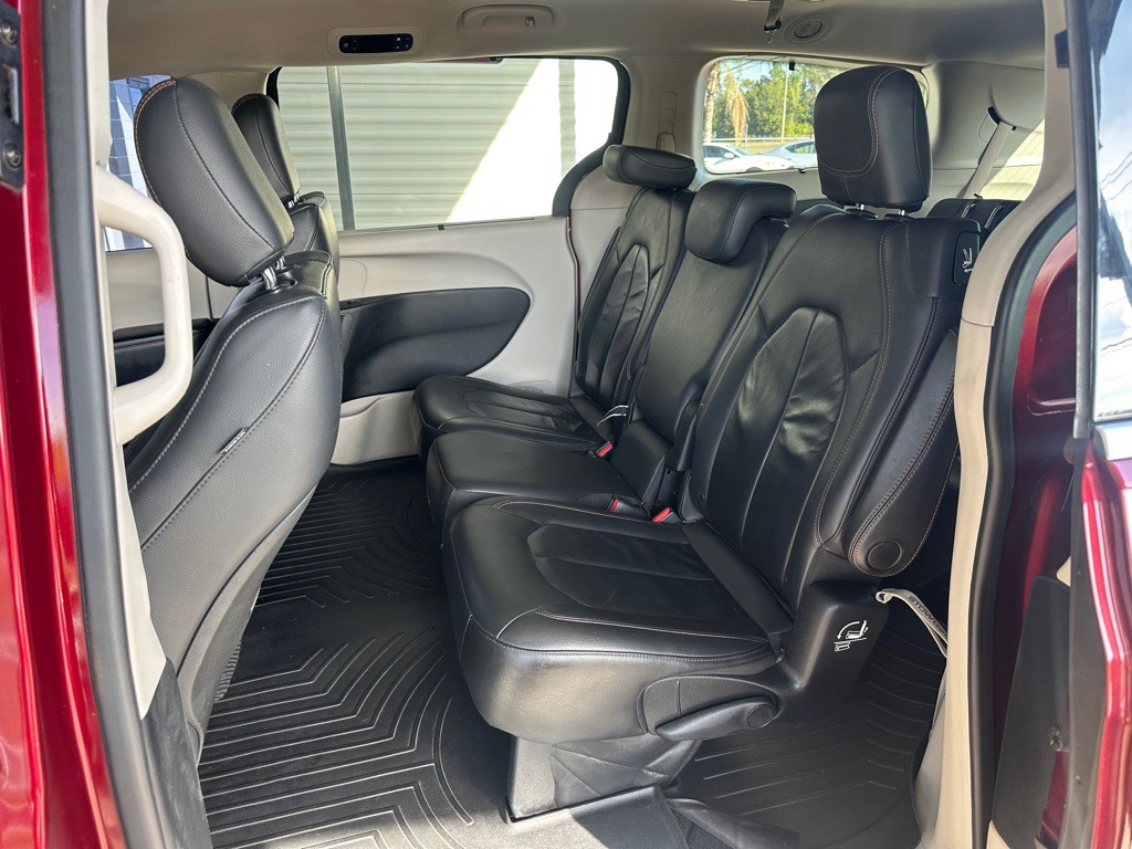 2017 Chrysler Pacifica Image 8