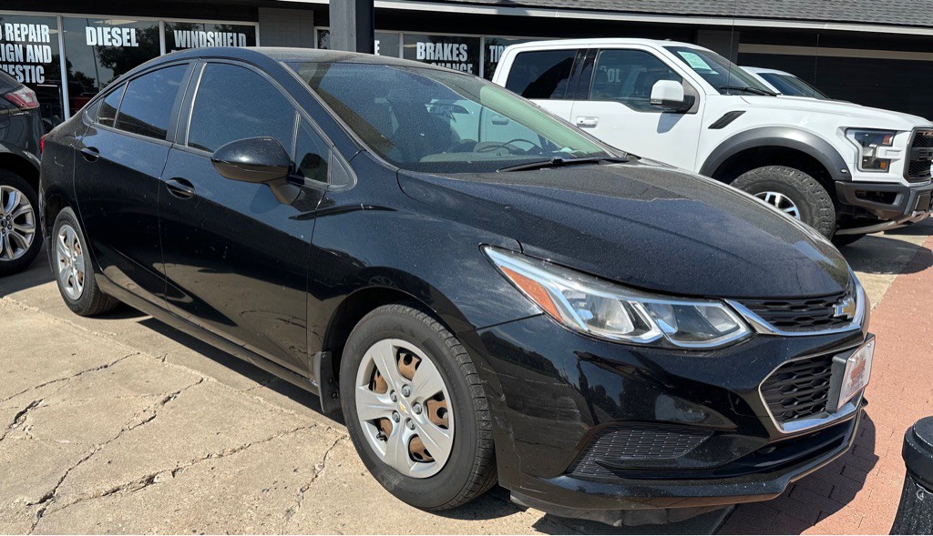 2018 Chevrolet Cruze Image 2