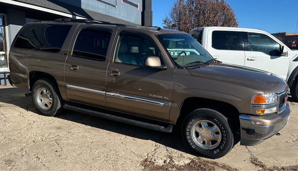 2003 GMC Yukon Image 2