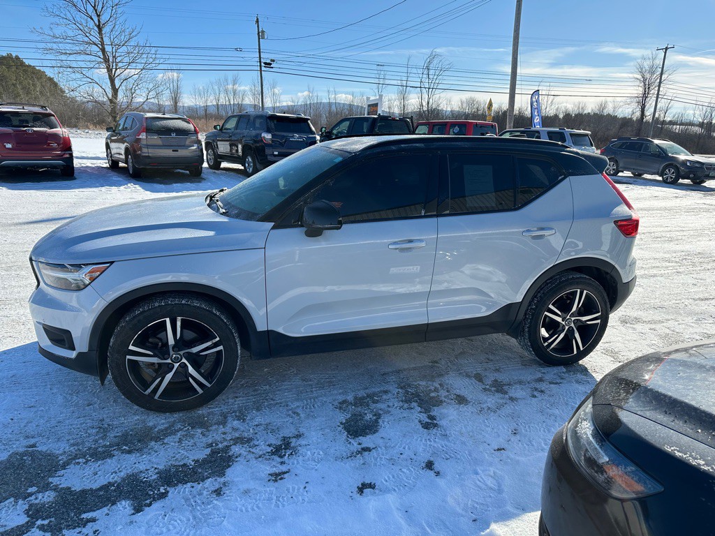 2020 Volvo XC40 Image 2