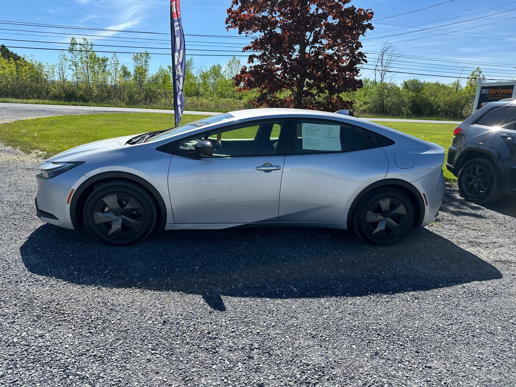 2024 Toyota Prius Image 2