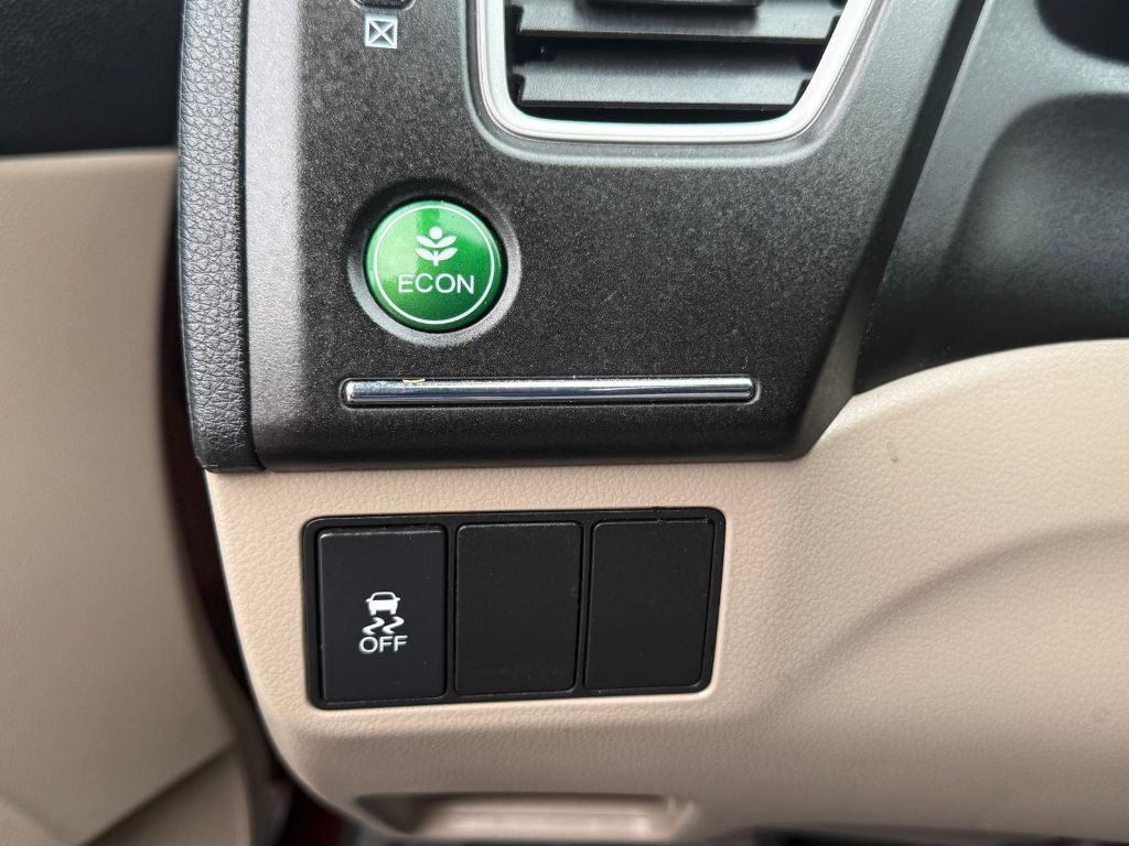 2015 Honda Civic Image 32