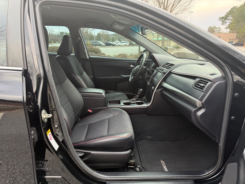 2017 Toyota Camry Image 16